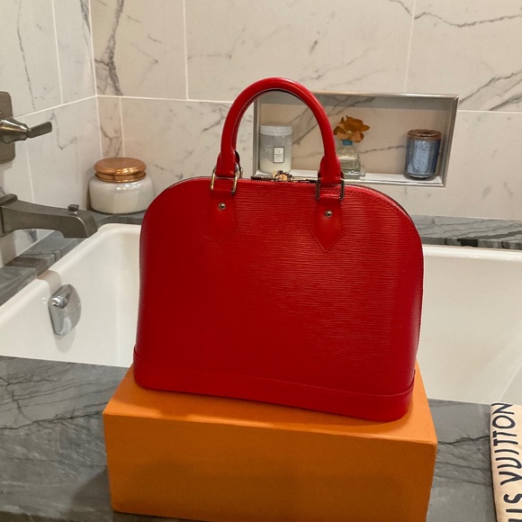 EUC Louis Vuitton Alma PM Epi leather “Cocquelicot” with crossbody strap red - Picture 7 of 16